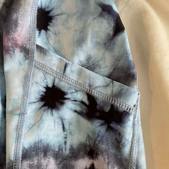 INFINITE PERFORMANCE LEGGING in pastel tie dye print, SIZE MEDIUM with pockets - Picture 4 of 7